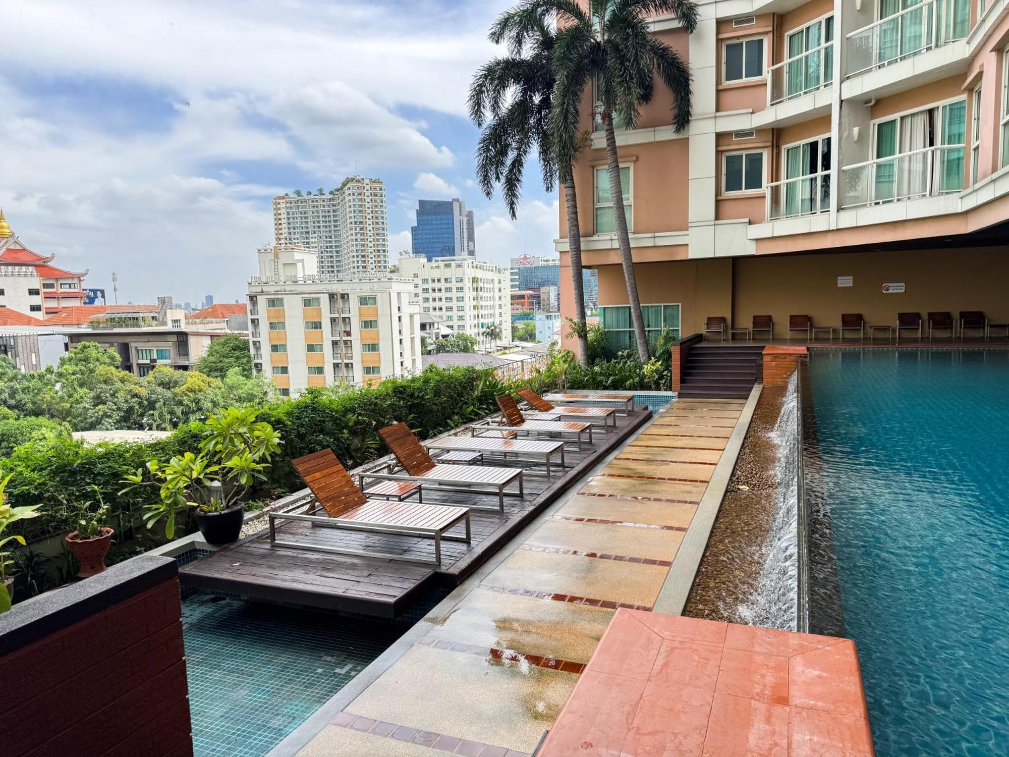 The Narathiwas Hotel & Residence Sathorn Bangkok Exteriör bild