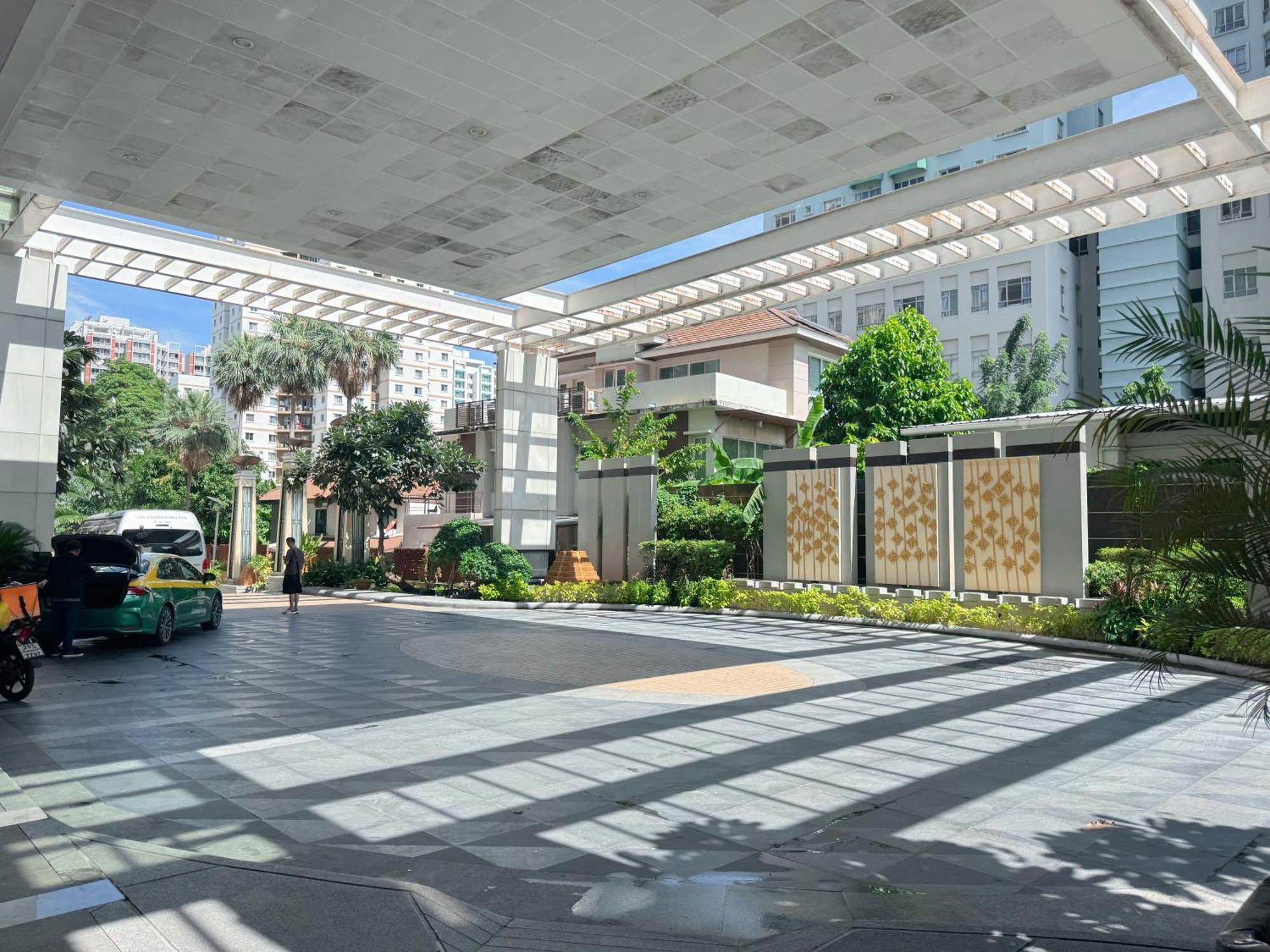 The Narathiwas Hotel & Residence Sathorn Bangkok Exteriör bild